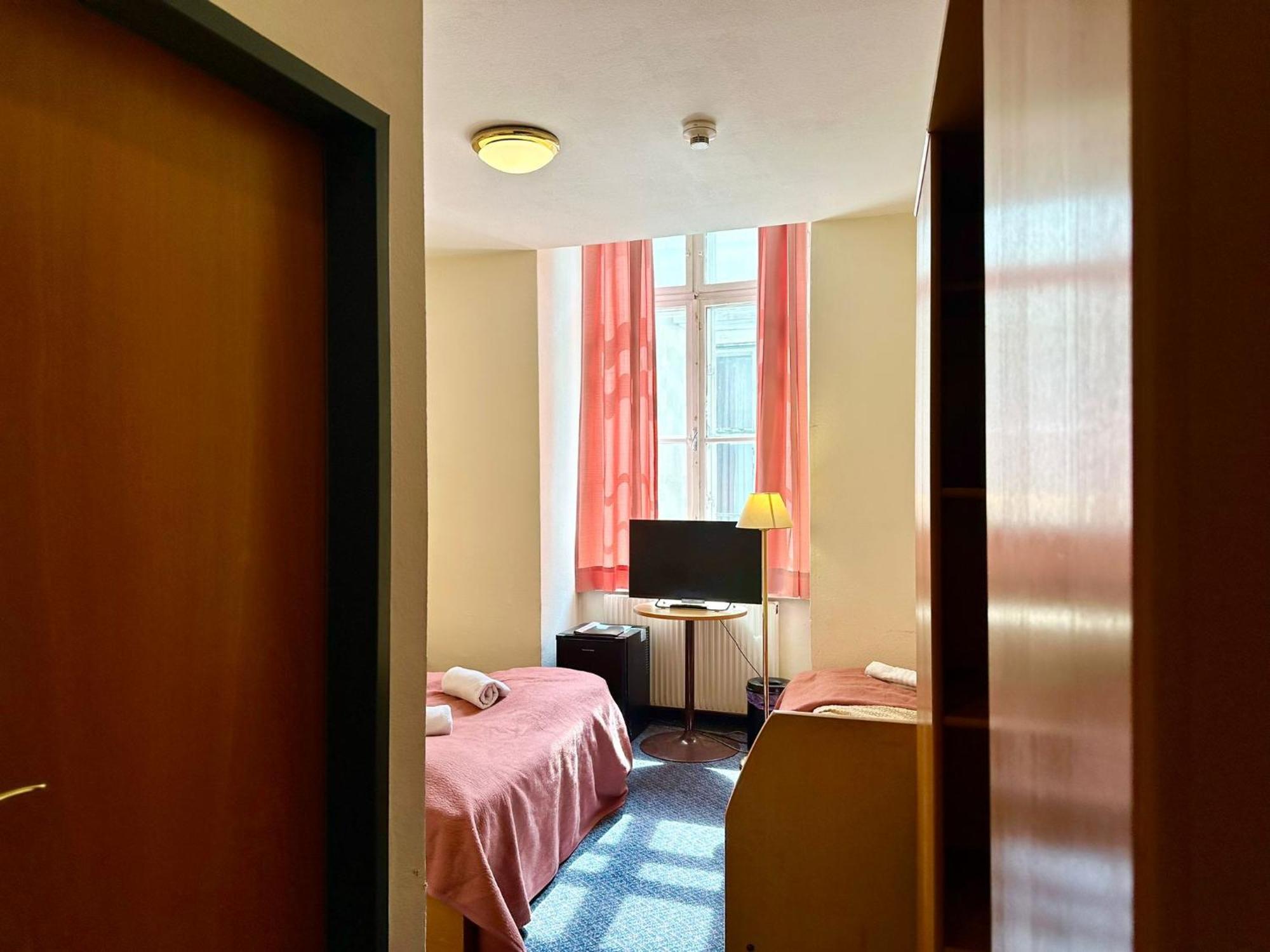 Very Central Apartments, 5 Min To City Center, No Reception Відень Екстер'єр фото
